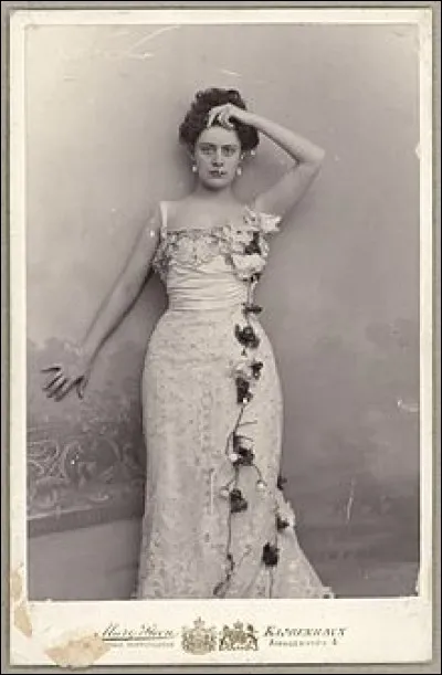 Elle est une "demi-mondaine" qui abandonne une vie de femme entretenue pour suivre son amant mais atteinte de tuberculose, elle meurt à 23 ans.