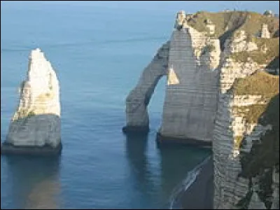 Entre 2 cambriolages, cet aventurier de haut-vol trouve le temps de sauver des jeunes filles en détresse, de retrouver le trésor des rois de France, d'empêcher le Kaiser de mettre la main sur les réserves d'or de la France et d'offrir un empire à son pays !