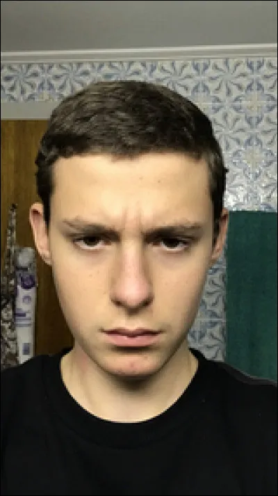 Quelle est l'origine de ce jeune homme, en plus d'être suisse ?