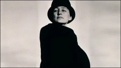 Qui est cette artiste américaine, connue pour ses peintures de fleurs en gros-plan ?