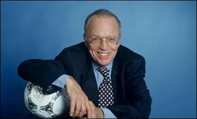 Combien de Coupes du monde de football Thierry Roland a-t-il commentées sur sa carrière ?