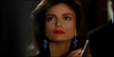 De quelle rubrique Cat Grant est-elle responsable au journal ?