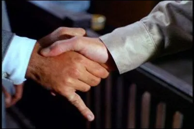 Qu'est-ce qui comporte trois syllabes, n'ayant que des "o" comme voyelles ? Voyons si votre petit doigt va vous donner la réponse !