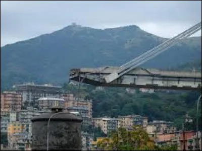 Dans quelle ville italienne le pont Morandi, un immense viaduc autoroutier, s'est-il effondré en 2018 ?