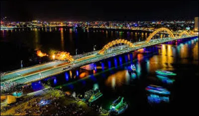 Le pont du Dragon franchit le fleuve Han à Da Nang.
Dans quel pays crache-t-il du feu tous les soirs ?