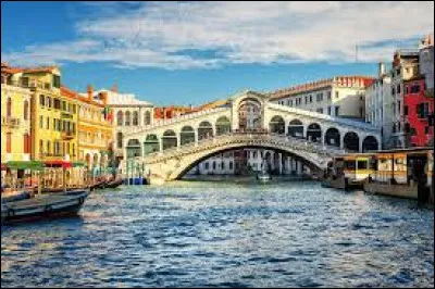 Comment s'appelle ce pont qui traverse le Grand Canal de Venise ?
