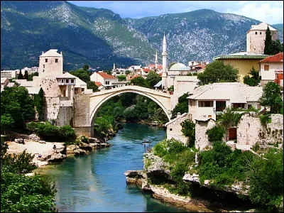 Où devez-vous vous rendre pour traverser le Stari Most, plus souvent appelé "pont de Mostar" ?
