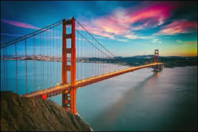 Quelle affirmation concernant les eaux qu'enjambe le Golden Gate Bridge est fausse ?