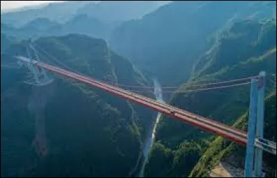 Le pont du Beipanjiang en Chine est le plus haut du monde.
Quelle est sa hauteur sous pont ?