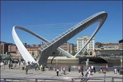 Le Gateshead Millenium Bridge est un pont mobile rotatif.
Dans quelle ville a-t-il été construit ?