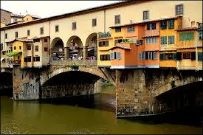 Dans quelle ville italienne se trouve le Ponte Vecchio, le plus célèbre pont bâti ?