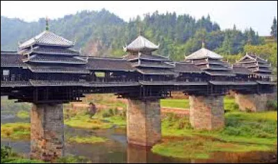 Quelle affirmation concernant le pont du vent et de la pluie de Chéngyáng est fausse ?