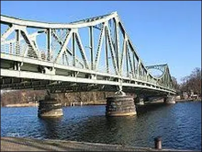 Si vous avez vu le film de Steven Spielberg "Le Pont des espions", vous n'aurez aucun mal à localiser ce pont !