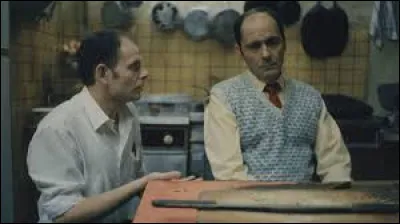 Dans le film "Un Air de famille" de Cédric Klapisch, qui incarne Yolande, à qui est offert un bijou qu'elle croit être un collier pour chiens ?