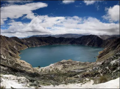 Dans quel pays de la cordillère des Andes, le lac rond du volcan Quilotoa (3 914m) se situe-t-il ?