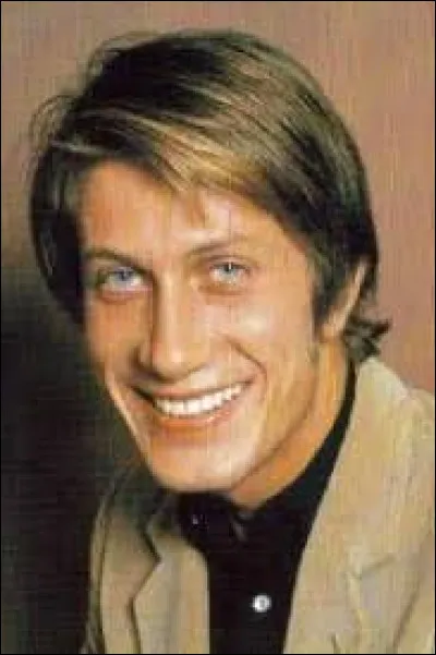Complétez les paroles de ''L'Hôtesse de l'air'' de Jacques Dutronc.

''Toute ma vie, j'ai rêvé
D'être une hôtesse de l'air.
Toute ma vie, j'ai rêvé
De voir le bas d'en haut.
Tout ma vie, j'ai rêvé
D'avoir des talons hauts.
Toute ma vie, j'ai rêvé
D'avoir, d'avoir
--------------------------''
