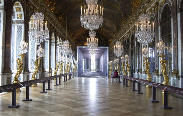 Où se situe la Galerie des Glaces, dans le château de Versailles ?