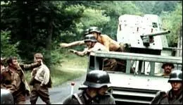 Qui a dit : 'Port illgal de vtements civils. C'est pire, surtout en temps de guerre' ?