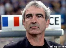 Comment se prnomme le selectionneur et entraineur de l'equipe de france qui se ci-dessous