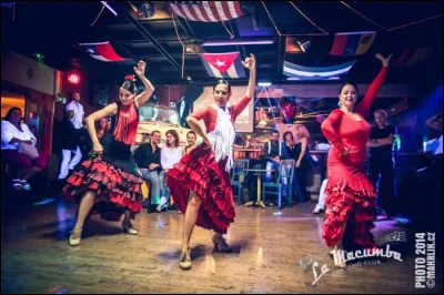 Elle est venue sans bagages - Comme échouée d'un naufrage !