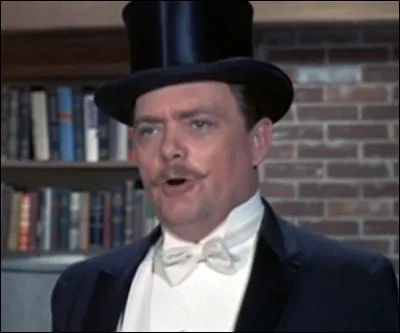Nous connaissons tous Bernard Fox alias Dr Bombay qui a joué de 1965 à 1972, mais il est surtout connu pour un autre rôle qu'il a joué en même temps que la série "Ma sorcière bien-aimée". Lequel ?