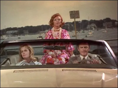 À quel endroit se trouvent Endora, Samantha et Jean-Pierre sur cette photo ?