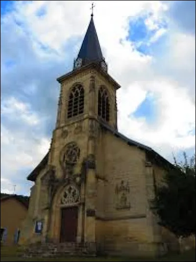 Voici l'&eacute;glise Saint-Vanne d'Herbeuville. Village du Grand-Est, dans le parc naturel r&eacute;gional de Lorraine, il se situe dans le d&eacute;partement ...