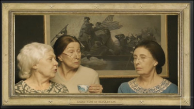 Des 3 "Daughters of Revolution", l'une d'elles prétend avoir eu une liaison avec le personnage du tableau en arrière plan. Laquelle et lequel ?
