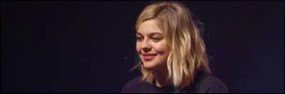 Avec qui Louane chante-t-elle "Midi sur novembre" ?