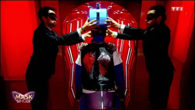 Qui était sous le costume du dino ?