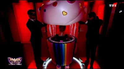 Qui était sous le costume du cupcake ?