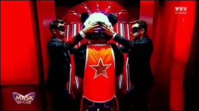 Qui se cachait sous le costume de panda ?