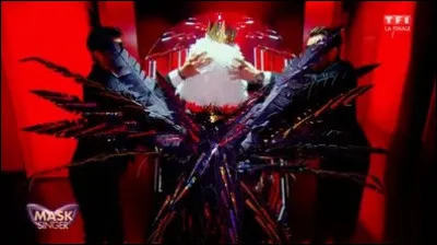 Qui était sous le costume de l'aigle ?