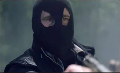 Un membre de ta famille se fait attaquer par un mystérieux individu. Comment réagis-tu ?