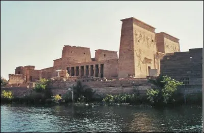 Nous sommes à présent remontés par le canal de Suez : notre voyage se termine en... Egypte ! Nous nous rendons sur l'île de Philae, où nous découvrons ce temple antique. Sa construction fut assurée par quatre pharaons successifs. Les Romains le fermèrent définitivement en 530. Avant cette date, il était le dernier lieu de culte de la divinité qui lui était associée. Il s'agit du...