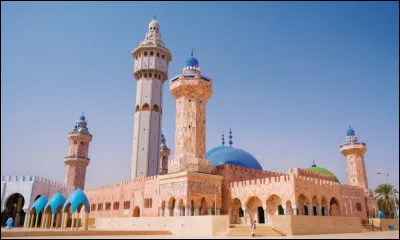 Nous poursuivons en longeant la côte ouest du continent pour faire escale... au Sénégal ! Je vous propose de découvrir l'une des plus grandes mosquées d'Afrique ! 
Fini en 1963, ce bâtiment possède 5 immenses minarets. Et le Coran y est lu... 33 fois par jour ! Il s'agit de la...
