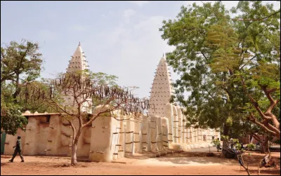 Descendons encore, et remontons la Volta noire, jusqu'au... Burkina Faso ! Nous nous rendons à nouveau dans une mosquée, mais celle-ci est bien différente... Construite en 1880, elle est le fruit d'une impressionnante architecture de terre crue (banco) hérissée de pics en bois (cette architecture est commune dans la région). Il s'agit de la...