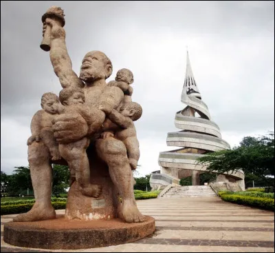 Reprenons notre voyage le long de la côte, et arrêtons-nous... au Cameroun ! Je vous propose de vous rendre devant ce monument situé dans la capitale, Yaoundé. Il fut construit en 1973 pour célébrer un événement bien précis : il s'agit du...