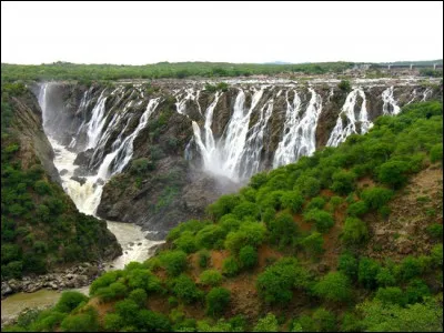 Notre bateau s'est arrêté toujours plus bas, en Namibie. Ces chutes sont très impressionnantes : elles sont deux fois plus hautes que celles du Niagara ou de l'Iguazú. Elles mesurent 120 mètres de haut pour 700 mètres de large, ce qui en fait l'une des plus grandes chutes d'eau d'Afrique ! Il s'agit des...