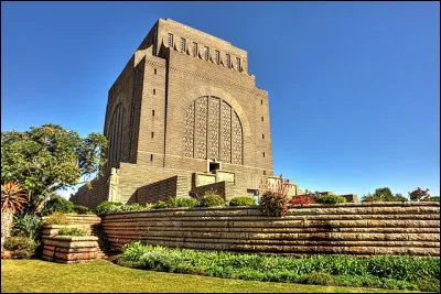 Nous sommes encore descendus, et nous sommes cette fois arrivés dans le pays le plus au Sud de notre voyage : l'Afrique du Sud ! Là, nous rendons visite à ce monument, onstruit en 1949. Ce symbole s'impose dans le paysage en mémoire des pionniers boers (néerlandais), qui migrèrent de leur colonie vers l'intérieur des terres sud-africaines et fondèrent plusieurs colonies. Il s'agit du...