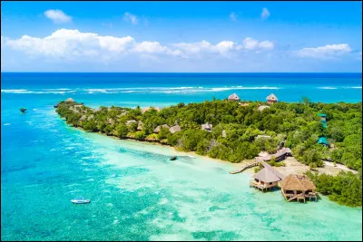 Nous remontons encore, et nous débarquons... au Kenya ! Eh oui, ce que vous voyez est bien différent de l'image que l'on a du Kenya : oublions la savane, et partons plutôt sur la côte... Je vous emmène voir ce magnifique promontoire situé au Sud-Est du pays. Une fois encore, le lieu que je vous fais découvrir à une vocation de culte. Il s'agit de...