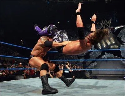 A qui Batista porte t-il son Batista Bomb?