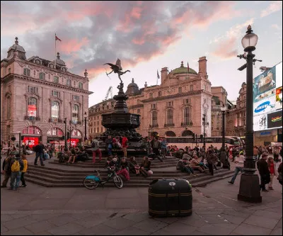 Dans quelle ville se trouve Piccadilly Circus ?