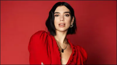 La chanteuse Dua Lipa est l'ambassadrice du nouveau parfum de Yves Saint Laurent en 2019.