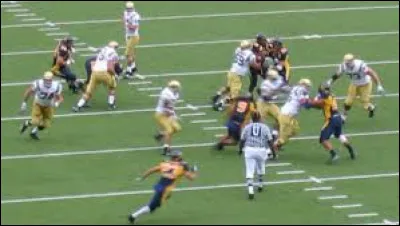 Au football américain, de combien de joueurs se compose chaque camp (hors remplaçants) ?