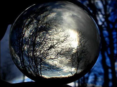 Face à une boule de cristal...