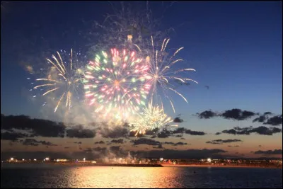 Merveilleux feu d'artifice sur la mer pour fêter la saint-Sylvestre, nous sommes à Six-Fours les-Plages, dans le département :