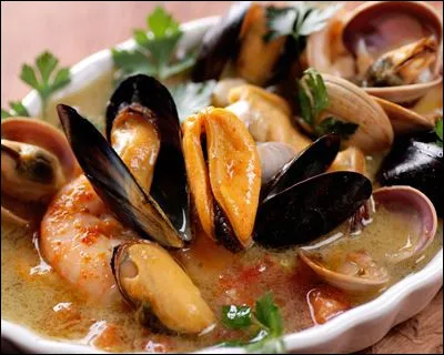Ou ce plat unique et généreusement servi avec des croûtons et une sauce rouille, des moules et gambas, les poissons sont présentés décortiqués, directement dans leur soupe :