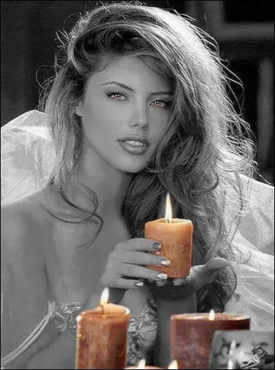 Il chantait "Elle, elle sort tout droit d'une aquarelle avec ses dentelles d'autrefois, elle est belle comme un chemin de croix, elle, les enfants l'appellent Chandelle" : qui est l'auteur de ces paroles, et qui pourtant n'écrivait pas à la chandelle, mais plutôt à l'encre de ses yeux... ?