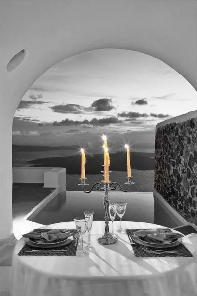 Le dîner aux chandelles est de circonstance pour la Saint-Valentin ! Au lieu de rester seul par ce soir de fête, invitez-vous donc à la table de votre couple d'amis :